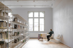 Jde však o víc, než police s knihami. Knihovna udržuje nezávislou kulturu a komunitní činnost v době, kdy je to na Slovensku čím dál těžší. Na předávacím ceremoniálu to vyjádřila ředitelka knihovny Iveta Hurná: „Fond na podporu umění je v troskách. Naše podpora je nejistá. Jsem ráda, že v našem městě, v našem kraji je tak nádherná knihovna. Knihy, čtení a literatura dělá lidi lepšími, moudřejšími a chápavějšími,“ řekla.