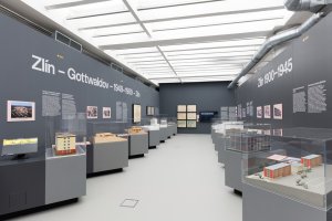 31. října 2024 bude veřejnosti zpřístupněna nová expozice Krajské galerie výtvarného umění ve Zlíně pojmenovaná + - Zlín. Zahrnuje výtvarné umění, architekturu a design.