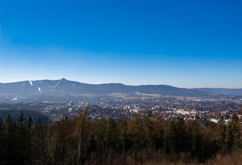 Z rozhledny je město vidět jako na dlani. Při stoupání po točitých dřevěných       
           schodech se navíc seznámíte s architektonickými ikonami Liberce.