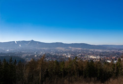 Z rozhledny je město vidět jako na dlani. Při stoupání po točitých dřevěných       
           schodech se navíc seznámíte s architektonickými ikonami Liberce.