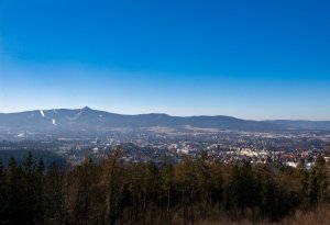 Z rozhledny je město vidět jako na dlani. Při stoupání po točitých dřevěných       
           schodech se navíc seznámíte s architektonickými ikonami Liberce.