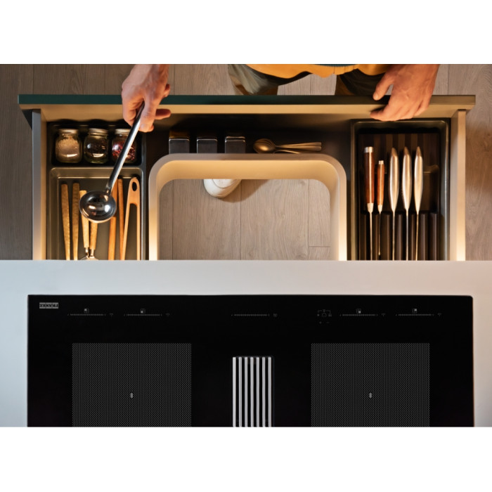 Kompaktní tvar odsavače par v indukční varné desce Mythos 2Gether Icon Steel zajišťuje dodatečný prostor ve spodní skříňce.