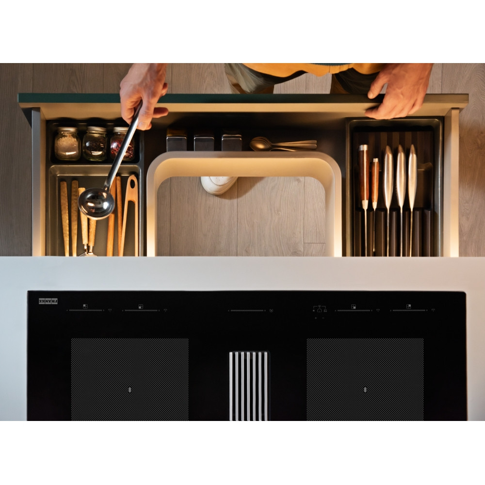 Kompaktní tvar odsavače par v indukční varné desce Mythos 2Gether Icon Steel zajišťuje dodatečný prostor ve spodní skříňce.