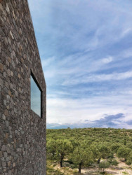 Mimarlar ve Han Tümertekin, lisovna organického oleje v Angelu, foto