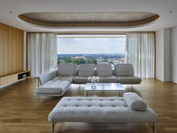 Obývací pokoj nabízí výhled do široké krajiny. (Vila zasazená do krajiny vinohradu; Atelier RAW)