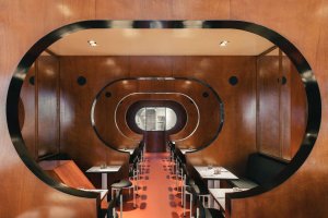Interiér restaurace PNY navrhl Bernard Dubios.