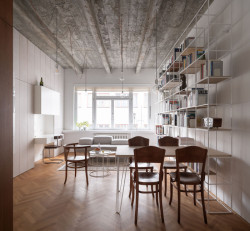 Železobeton na stropě je teď holý. (Rekonstrukce funkcionalistického bytu v Praze, architekt Martin Čeněk)