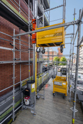 Baťův mrakodrap ve Zlíně se dočkal nové fasády. Lešení pro rekonstrukci dodala společnost PERI.