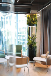 Jungle Raketa v sobě obsahuje integrované LED osvětlení, které podporuje růst rostlin a zároveň modulárně zvýrazňuje reliéf a hloubku kompozice.