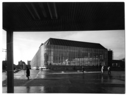 Dobová fotografie nové městské tržnice (1975-1983) na Trnavském Mýtě v Bratislavě od architekta Ivana Matušíka