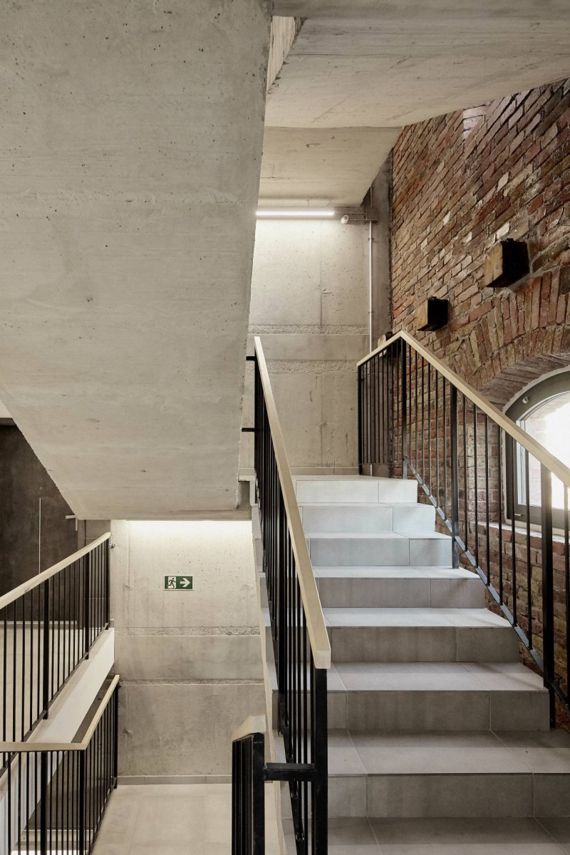 Studio T2.a Architects proměnilo cihlovou budovu mlýnů na okraji Budapešti na moderní loftové byty