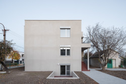 Rekonstrukce rodinného domu v Šaĺe na Slovensku od Bakyta architekti