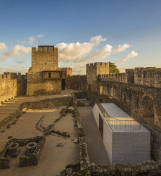 Hrad Pombal, Comoco architects, Portugalsko, 2014