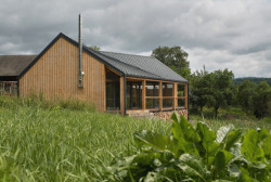 Podloží bylo nestabilní. (Víkendový dům v Českém ráji, NEW HOW Architekti)