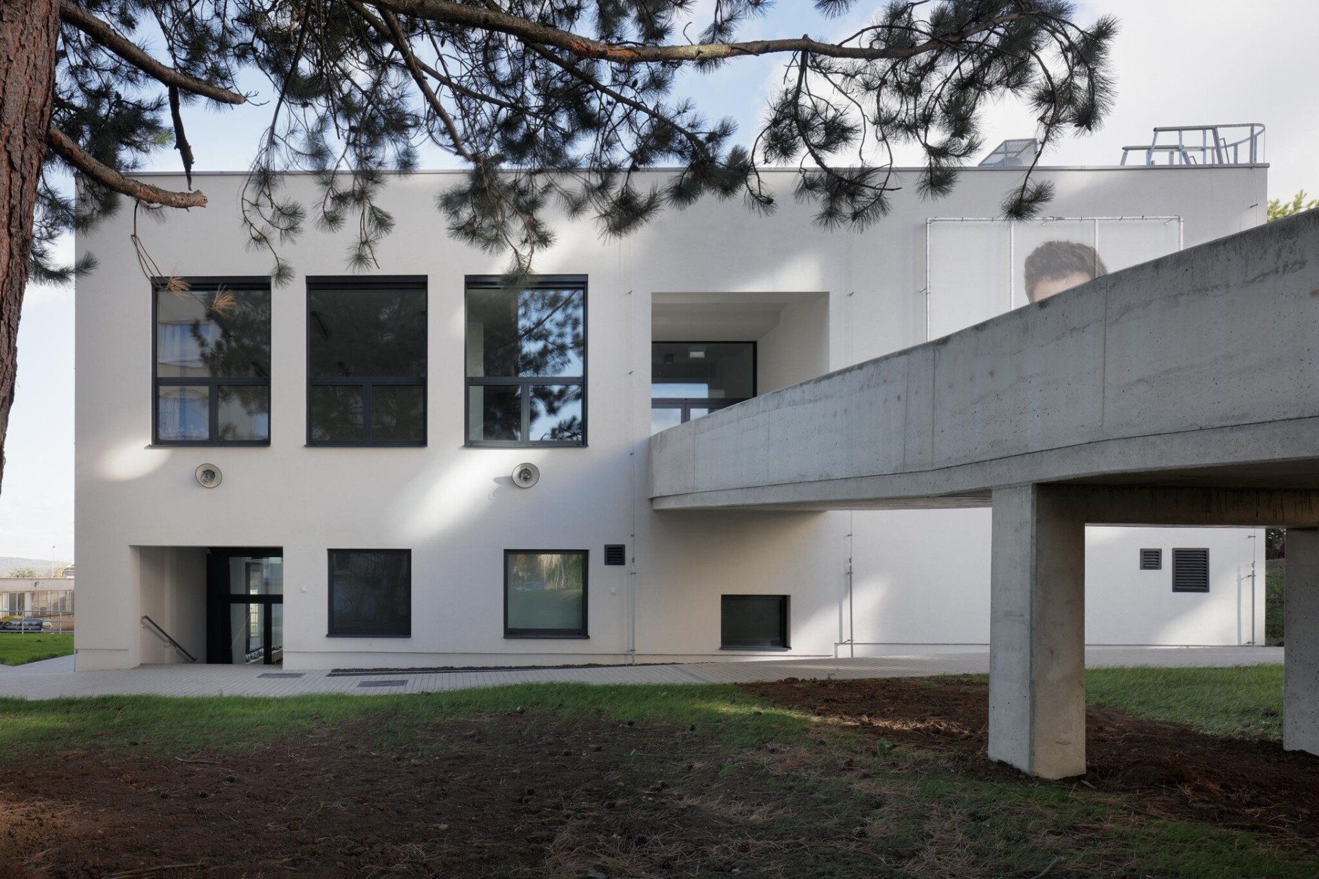 Mjölk architekti proměnili chátrající menzu v Ústí nad Labem na Dům umění