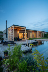 ARCHCON atelier realizoval dřevem opláštěný rodinný dům navržený podle principů feng-šuej