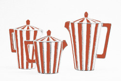 Kávový servis s plochými uši s různými dekory, foto