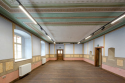 Výmalba byla skrytá pod vrstvami akrylátových nátěrů z 60. let. (Obnovené interiéry kapucínského kláštera v Žatci)