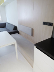 Lavice u jídelního stolu v sobě skrývá navíc i úložný prostor. Studio ČTYŘI STĚNY, Rekonstrukce bytu v Krči - foto