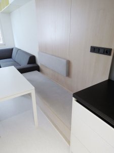 Lavice u jídelního stolu v sobě skrývá navíc i úložný prostor. Studio ČTYŘI STĚNY, Rekonstrukce bytu v Krči - foto