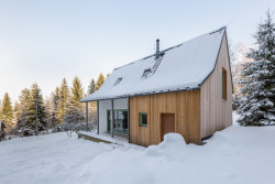 Chata v Jizerských horách od architektky Kateřiny Margoldové