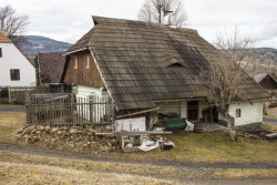 Po rekonstrukci se chalupa přiblížila své původní podobě. (Roubená chalupa Strašín)