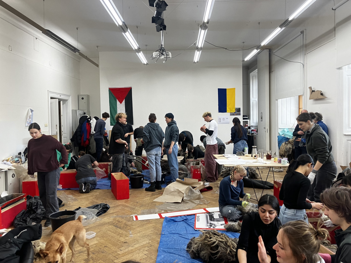 Workshop zpracování vlny s umělkyní Folke Köbberling v Ateliéru architektury I na UMPRUM, podzim 2025