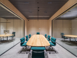 Šéfovská zasedačka v nejvyšším patře, kde mají kanceláře majitelé Pavel Schwarz starší a Pavel Schwarz mladší. (Kanceláře postavené z CLT panelů; Studio Perspektiv)