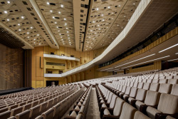 Hlavní kongresový sál s kapacitou 2 800 diváků hostil mnoho důležitých událostí. Odehrál se tu první pražský koncert Eltona Johna, přednášel v něm dalajláma a za socialismu sloužil pro velké stranické sjezdy. Mezi technické zajímavosti sálu patří třeba pohyblivý strop.