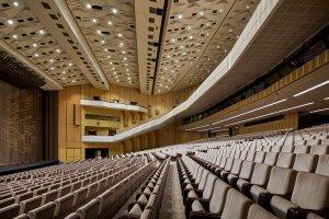 Hlavní kongresový sál s kapacitou 2 800 diváků hostil mnoho důležitých událostí. Odehrál se tu první pražský koncert Eltona Johna, přednášel v něm dalajláma a za socialismu sloužil pro velké stranické sjezdy. Mezi technické zajímavosti sálu patří třeba pohyblivý strop.
