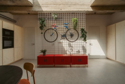 Lité cementové podlahy podtrhují industriální charakter interiéru. (Byt ve vnitrobloku; BekArch)