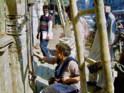 Yasmeen Lari při záchraně Denso Hall, kterou iniciovala a která byla postavena Brity jako knihovna v Karáčí v roce 1881. Ochrana historických památek je ekologicky udržitelná a uchovává paměť na minulost