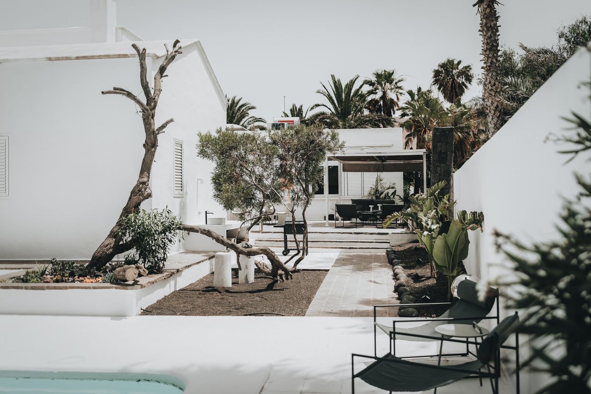 Villa Amonita manželů Valových je bílá taky – v této barvě má plot, branku, obvodové stěny a přelévá se i do interiéru. (Villa Amonita na Lanzarote, OOOOX)