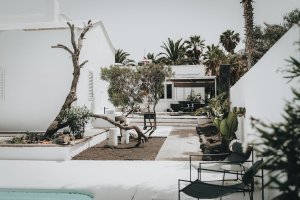 Villa Amonita manželů Valových je bílá taky – v této barvě má plot, branku, obvodové stěny a přelévá se i do interiéru. (Villa Amonita na Lanzarote, OOOOX)