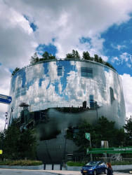 Hned vedle Nieuwe Instituutu stojí ikonická a známá stavba od studia MVRDV, na jejíž fasádě se odráží panorama města. Uvnitř najdete umělecký sklad muzea Boijmans Van Beuningen v Rotterdamu.