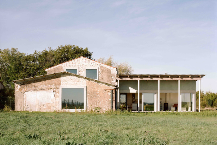 Konverze starého statku, Martin Migeon Architecture: Autoři projekt koncipovali jako sled různých objemů, z nichž každý má vlastní orientaci a odlišné vlastnosti.