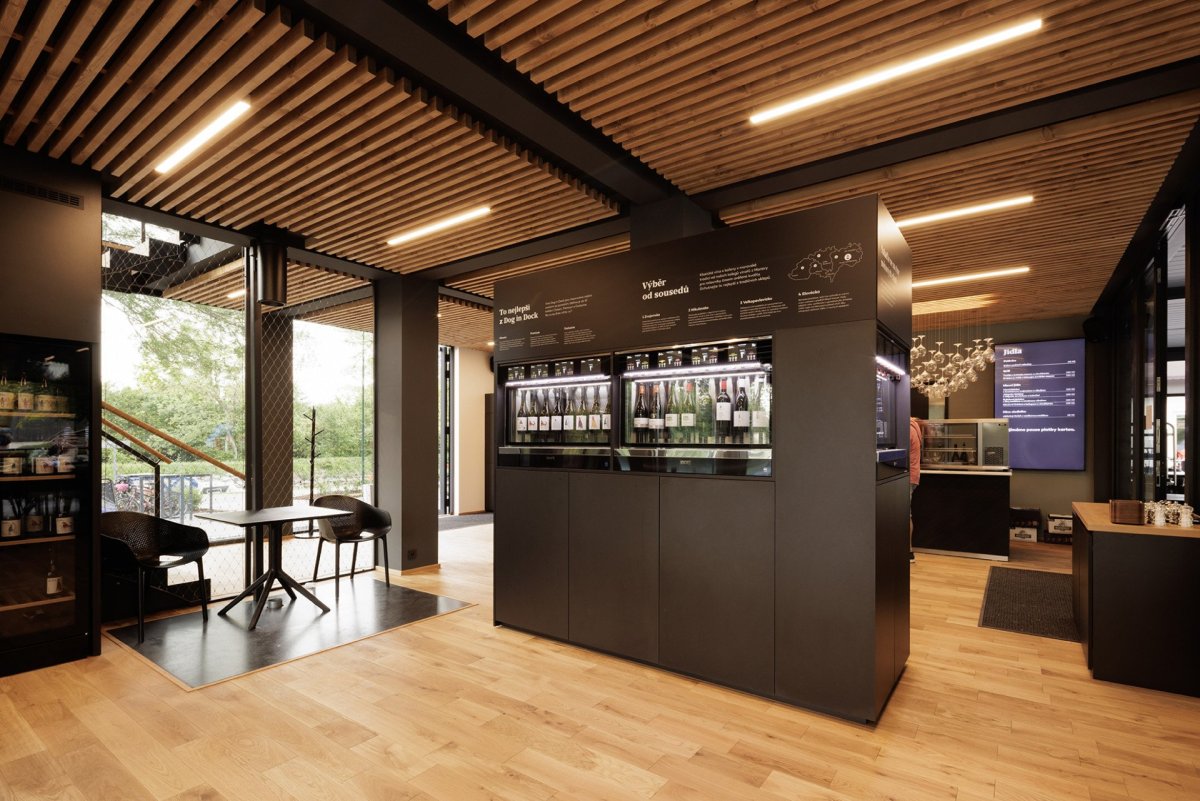 Ve Veselí nad Moravou vzniklo nové Bistro Dog in Dock podobající se lodi. Navrhlo ho architektonické studio Black n’Arch, postavené je z modulů.