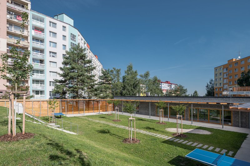 Stavba ale už nevyhovovala a tak se nahradila novostavbou a zbytek prostoru se přetvořil v dětské hřiště. (Vnitroblok Manětínská v Plzni, Sporadical)