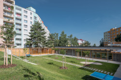 Stavba ale už nevyhovovala a tak se nahradila novostavbou a zbytek prostoru se přetvořil v dětské hřiště. (Vnitroblok Manětínská v Plzni, Sporadical)