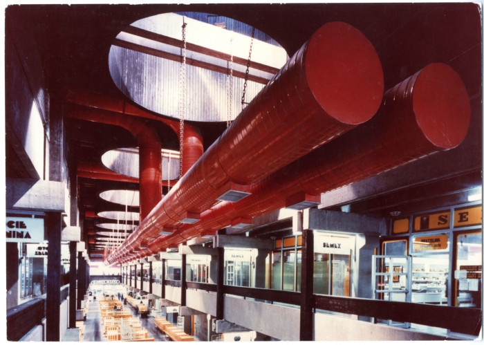 Dobová fotografie nové městské tržnice (1975-1983) na Trnavském Mýtě v Bratislavě od architekta Ivana Matušíka
