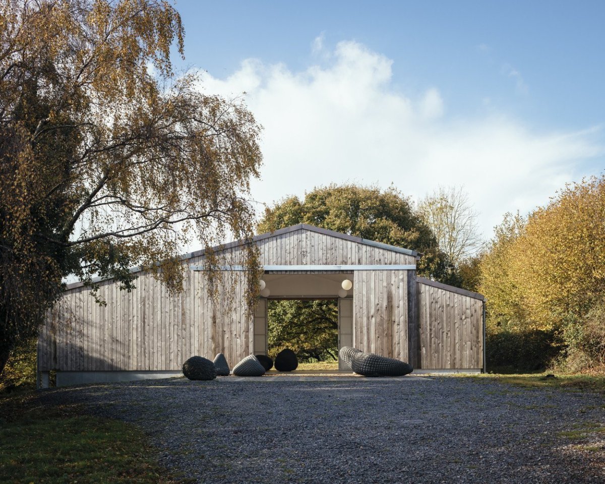 Stodola proměněná v sochařský ateliér od architekta Thomase Randall-Page