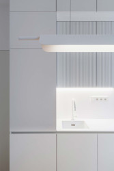 Detail kuchyně - architekt pracoval se světlými barvami, aby byt s okny na sever projasnil. (Rekonstrukce bytu v Karlíně, Dominik Cvrček)