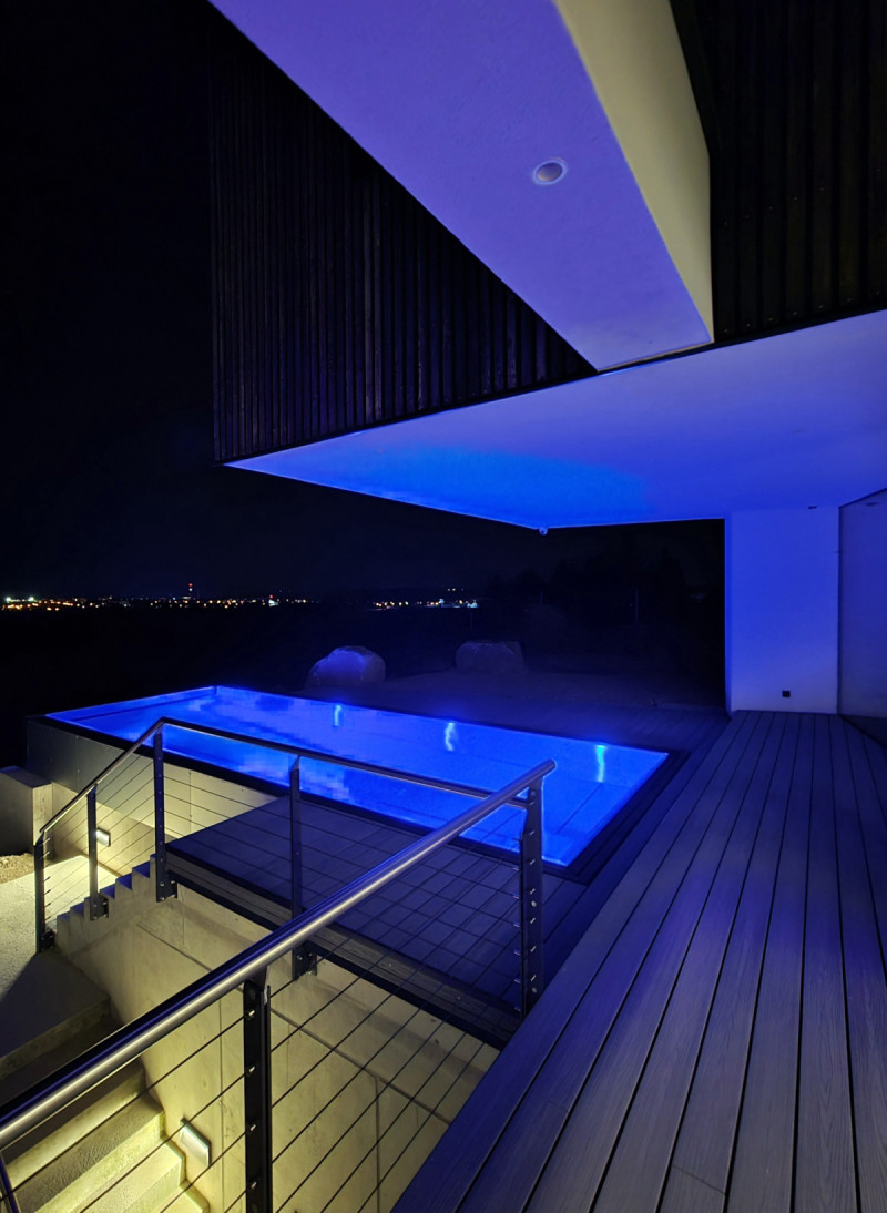 Bazén v moderní rezidenční vile od studia Drobný Architects pro akrobatického pilota Martina Šonka. (Rezidenční vila od studia Drobný Architects s přelivným bazénem od Aquamarine Spa)