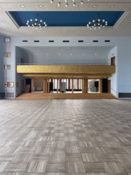 Zlatý balkón tvoří protiváhu nebeské modré. (Nové bar(v)y v Domě kultury Ústí nad Labem; 3+1 architekti)