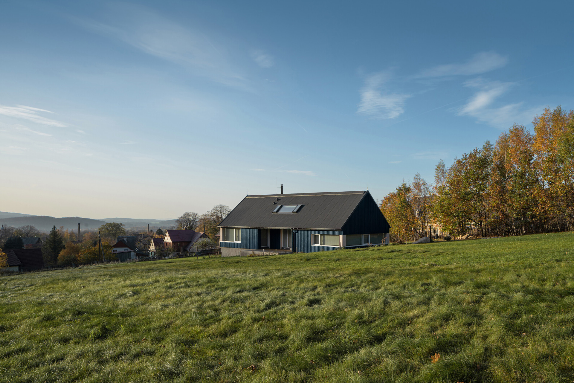 Chata v Jizerských horách, Markéta Cajthamlová, Architektonická projekční kancelář: Chata dostala tradiční formu odrážející zástavbu malé obce v Jizerských horách