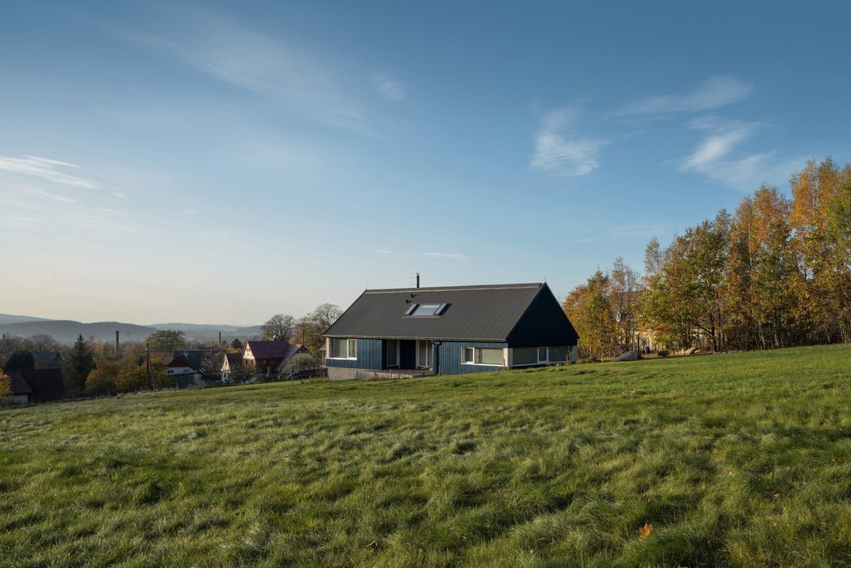 Chata v Jizerských horách, Markéta Cajthamlová, Architektonická projekční kancelář: Chata dostala tradiční formu odrážející zástavbu malé obce v Jizerských horách