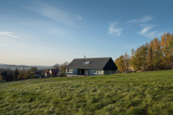 Chata v Jizerských horách, Markéta Cajthamlová, Architektonická projekční kancelář: Chata dostala tradiční formu odrážející zástavbu malé obce v Jizerských horách