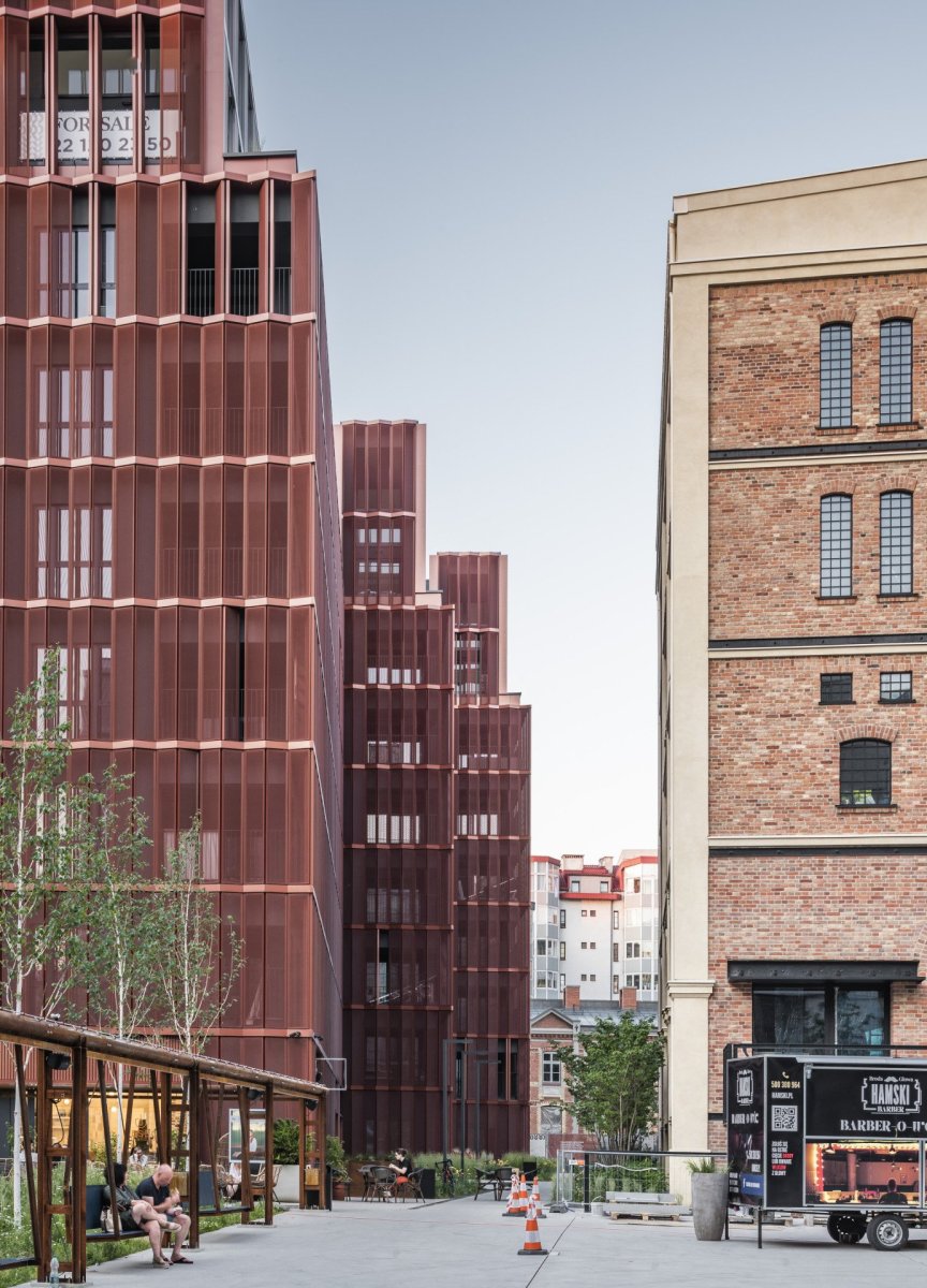 Architektonické studio JEMS Architekci realizovalo v areálu Varšavských pivovarů bytový dům, který nabízí byty od garsoniér až po dvoupatrové penthousy