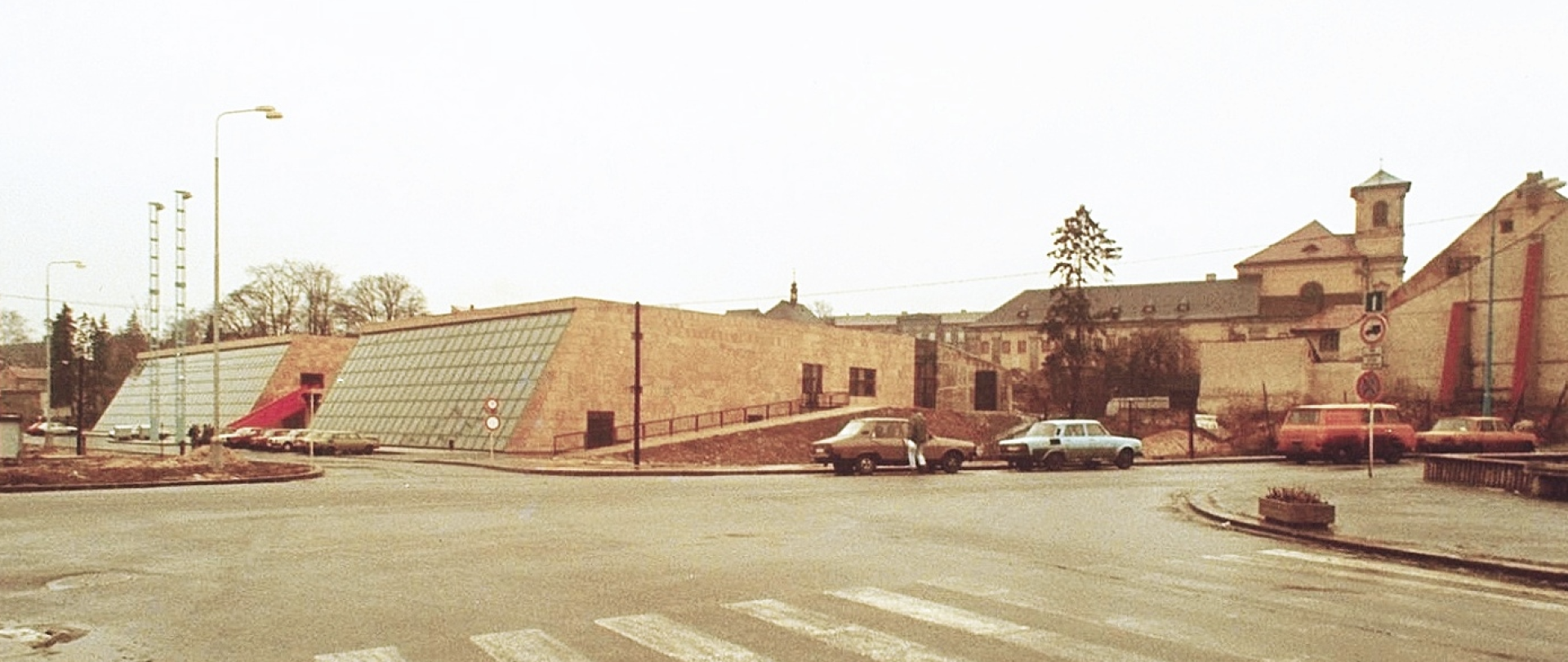 Kulturní dům Crystal v České Lípě z let 1975–1990 od architekta Jiřího Suchomela přinesl řadu inovací, které znamenaly počátek ekologické architektury. Například jižní stěna, kde se kumulovalo teplo, jež se používalo k vytápění.

