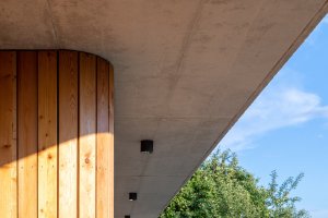 Ateliér LIPROJEKT s.r.o. zrealizoval rodinný dům obklopený zelení a výhledem do údolí.